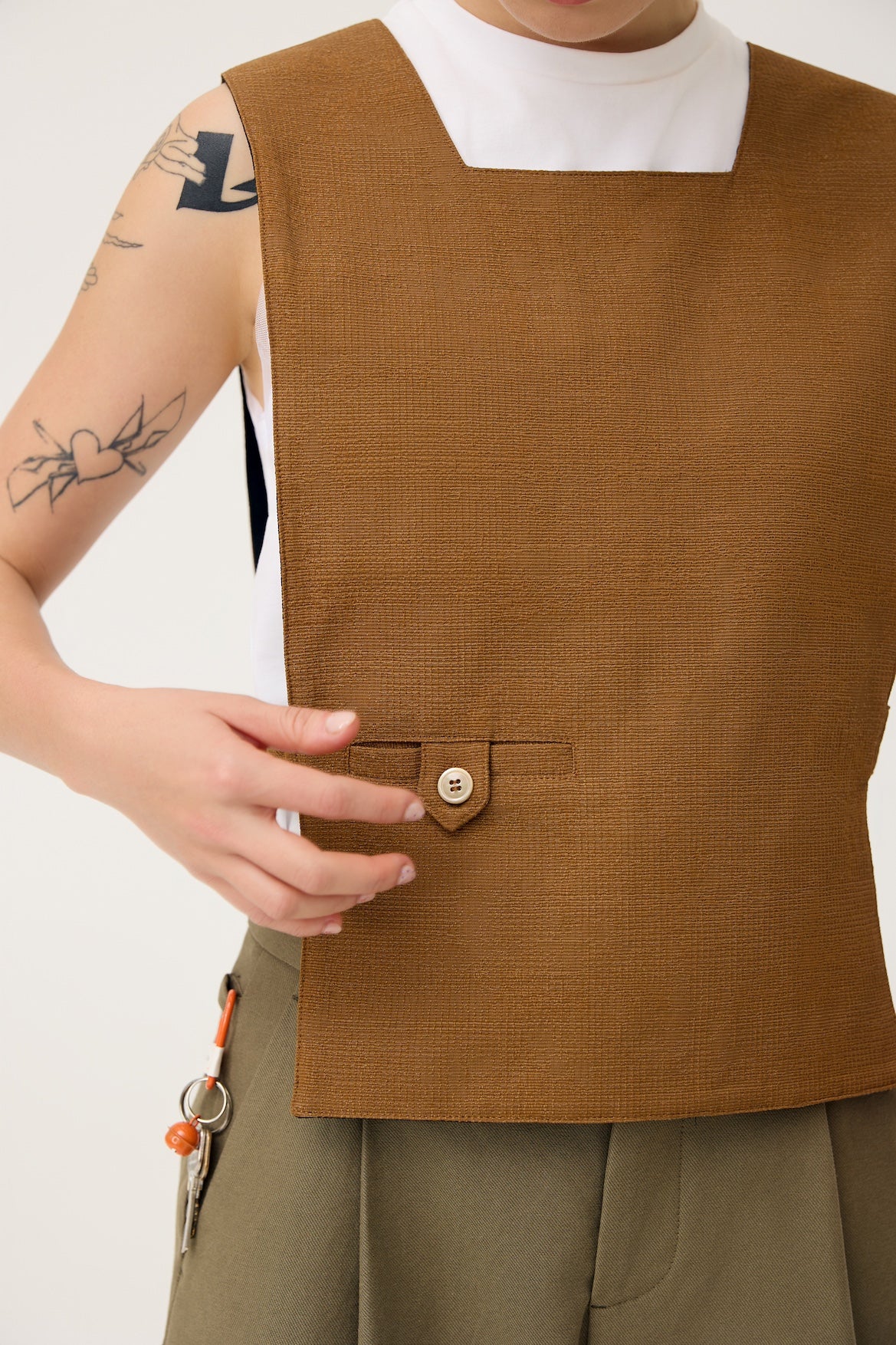 GYAKU 2-WAY REVERSIBLE VEST IN BLACK & CARAMEL - BEV C multi label store
